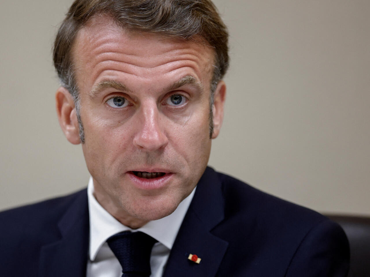 Emmanuel Macron lors d’une prise de parole officielle, photographié en gros plan.