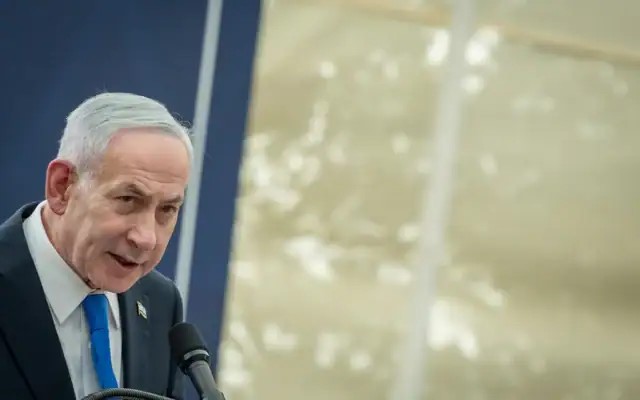 Benjamin Netanyahu s’exprime devant un micro lors d’une prise de parole officielle.