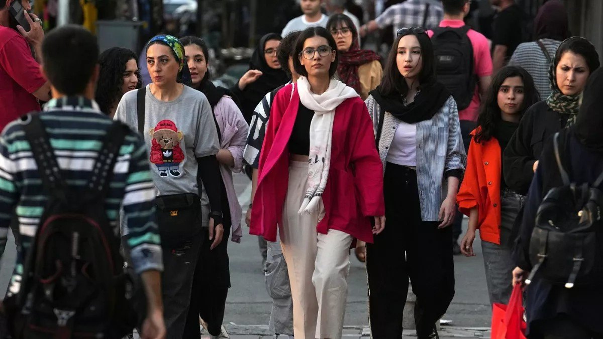 زنان در خیابانی در ایران.