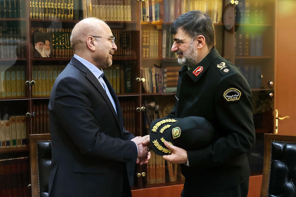 Mohammad-Bagher Ghalibaf serre la main d’Ahmad-Reza Radan, commandant en chef des forces de l’ordre iraniennes.